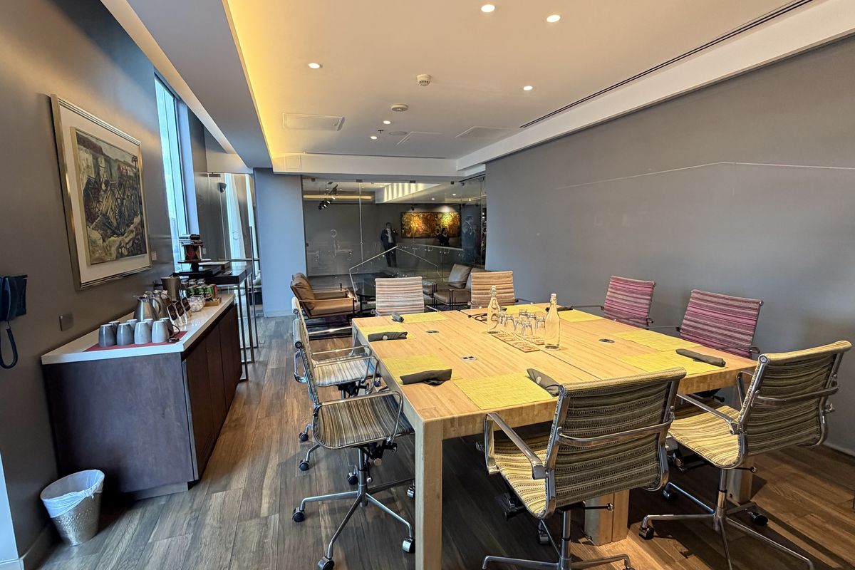 Sala de juntas corporativa lista para convención anual, montaje impecable