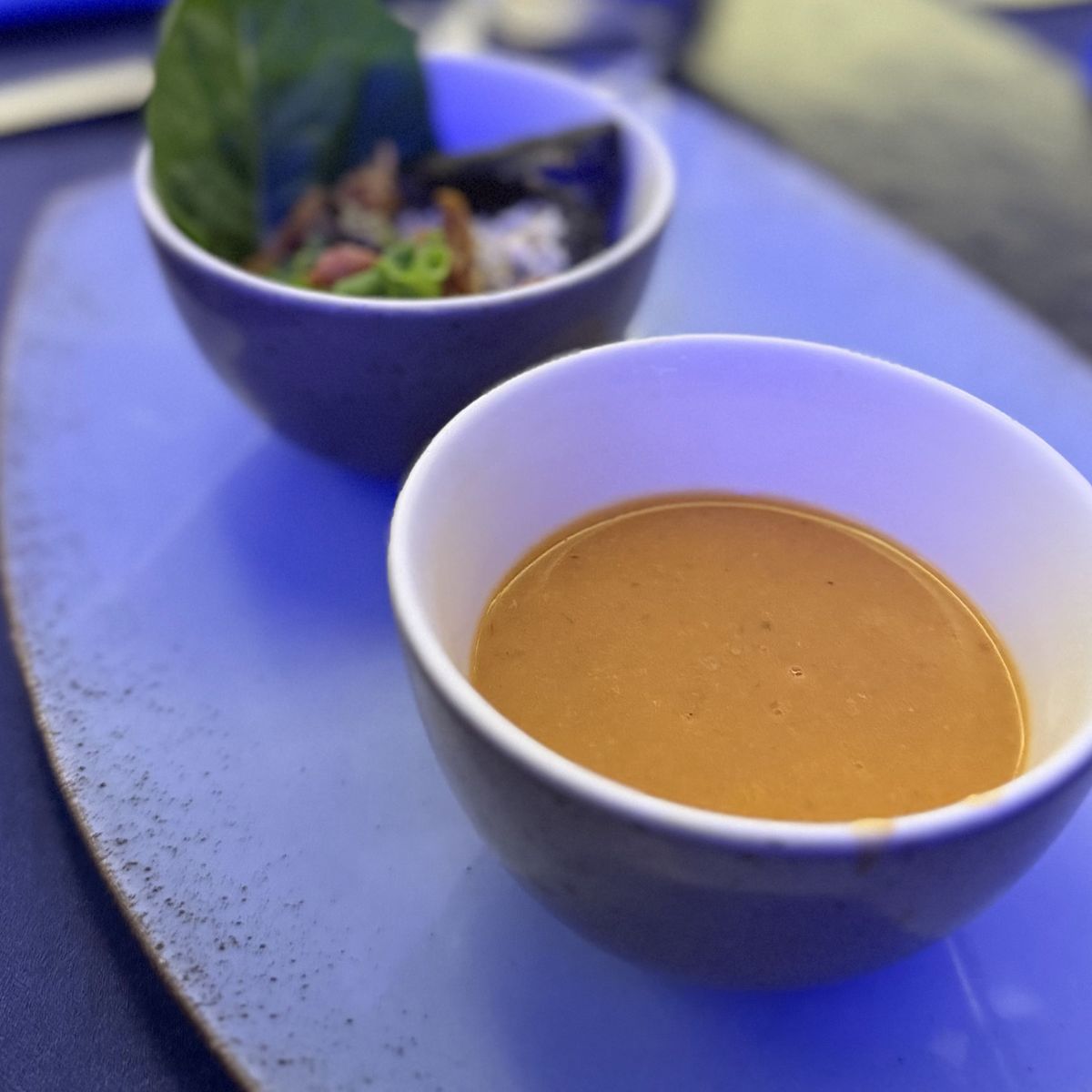 Detalle de entrada gourmet servida en mesa de evento, montaje premium de Nuvó Experiencia